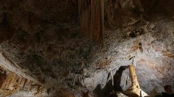 de grotten van borgio verezzi met zijn stalactieten en stalagmieten en zijn eeuwenoude geschiedenis in het hart van westelijk ligurië in de provincie savona foto