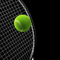 tennisracket met bal op zwarte achtergrond foto