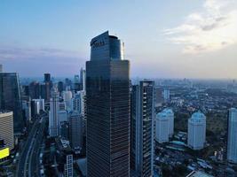 jakarta-indonesië - 3 mei 2022 - prachtige luchtfoto, kantoorgebouw aan sudirman straat. foto