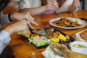 een verscheidenheid aan gerechten staat op tafel om familie- en vriendenbanketten op oudejaarsavond voor te bereiden. diverse ideeën voor het bereiden van voedsel voor familie- en vriendenfeesten tijdens de feestdagen. foto