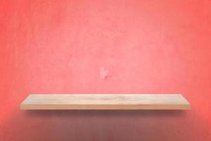 leeg hout plank met grunge roze muur achtergrond foto