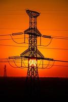 elektrische torens bij zonsondergang foto