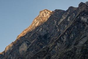 de bergen in de ochtendzonsopgang langs de weg naar het basiskamp van Annapurna, Nepal. foto