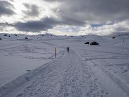 dolomieten sneeuw panorama houten hut val badia armentarola foto