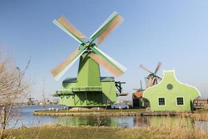 oude hollandse molens in beweging in de stad amsterdam foto