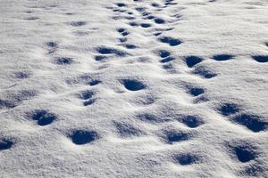 sneeuwbanken van sneeuw na een grote sneeuwval foto