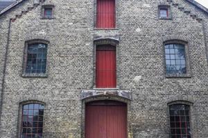 oude verweerde en oude bakstenen muur gebouw. foto