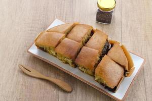 martabak manis of kue terang bulan of hok lo pan met kaas en chocolade vulling, Indonesische snack foto