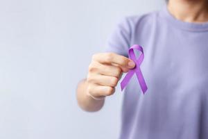 paars lint voor geweld, pancreas, slokdarmkanker, zaadbalkanker, alzheimer, epilepsie, lupus, sarcoïdose en fibromyalgie. bewustzijnsmaand en wereldkankerdagconcept foto