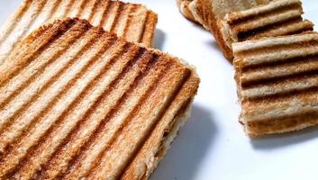 zelfgemaakte gegrilde kaassandwich voor het ontbijt. foto