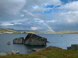 regenboog over- een meer in Noorwegen, finse 1222 door zomer foto