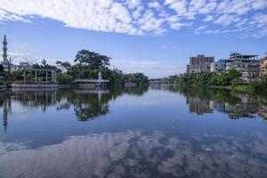 witte bewolkte blauwe lucht schilderachtig uitzicht reflectie tegen meerwater foto