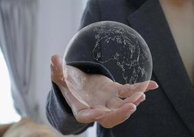 hand- dat koestert de wereldbol elementen van deze beeld gemeubileerd door NASA foto