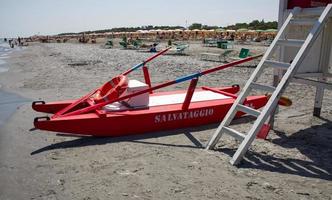 rood badmeester redden boot. de woord salvataggio, redden geschreven Aan de boot. riviera romagnola, Italië foto