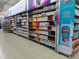 jombang, oosten- Java, Indonesië, 2022 - rijen van shampoo en conditioner producten voor het baden van divers bekend merken in Indonesië en halal. foto