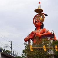 nieuw Delhi, Indië - juni 21, 2022 - groot standbeeld van heer Hanuman in de buurt de Delhi metro brug gelegen in de buurt karol zak, Delhi, Indië, heer Hanuman standbeeld aanraken lucht foto