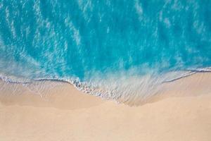 zomer zeegezicht mooi golven, blauw zee water in zonnig dag. top visie van drone. zee antenne visie, verbazingwekkend tropisch natuur achtergrond. mooi helder zee golven spatten en strand zand zonsondergang licht foto