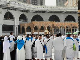 mekka, saudi Arabië, sep 2022 - pelgrims van andere landen zijn bezig bidden in de buurt de kaaba in masjid al-haram in mekka. foto