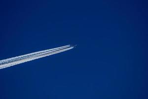 Jet vliegtuig wordt wakker Aan blauw lucht foto