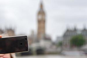 toerist nemen afbeeldingen Bij Londen brug foto