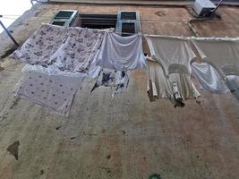 kleren hangende naar droog in Italiaans pittoresk dorp foto