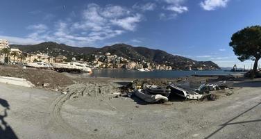 boten vernietigd door storm orkaan in rapallo, Italië foto