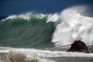 zee storm storm Aan de kust foto