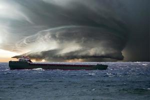 schip in de storm orkaan cycloon foto