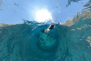 Mens terwijl snorkelen in de zee 360 graden visie panorama foto