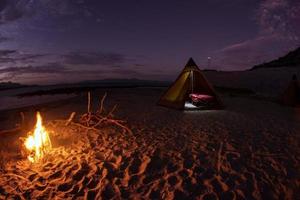 tent kamp in woestijn zanderig strand in Californië Bij nacht foto