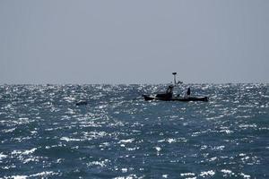 klein boot in hoog golven zee foto