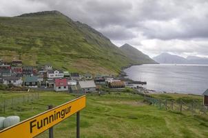 funningur huizen in ver oer landschap foto