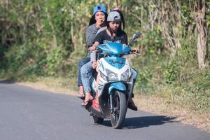 denpasar, Bali, Indonesië - augustus 15, 2016 - Indonesië mensen fietsen foto