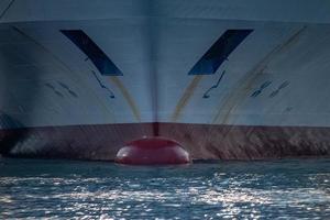 schip boeg boog dichtbij omhoog detail Bij zonsondergang foto