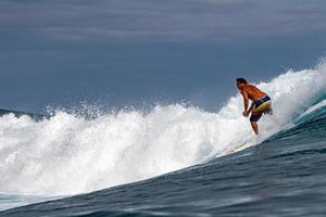 Tahiti, Frans Polynesië - augustus 5 2018 - surfer opleiding dagen voordat billabong Tahiti wedstrijd Bij theehupoo rif foto