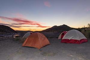 tent kamp Bij zonsondergang in baja Californië woestijn foto