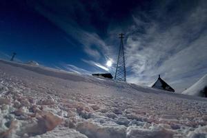 houten cabine in sneeuw achtergrond foto