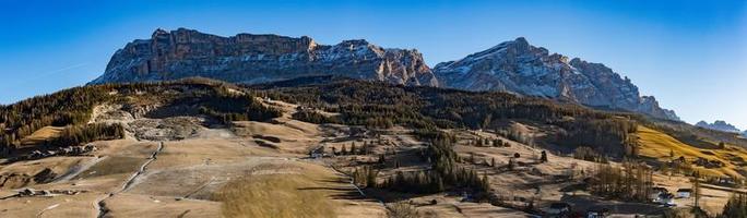 dolomieten reusachtig panorama landschap visie in winter Nee sneeuw tijd foto