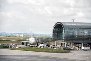 Parijs, Frankrijk - juni 17 2016 - Parijs luchthaven landen en bezig met laden lading en passagier foto