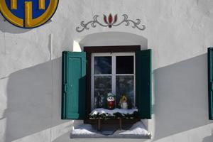 Kerstmis decoratie Aan berg hut venster foto