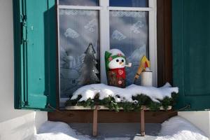 Kerstmis decoratie Aan berg hut venster foto