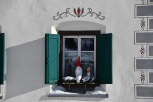 Kerstmis decoratie Aan berg hut venster foto