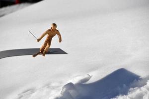 skiër figuur Aan Alpen geïsoleerd Aan wit sneeuw achtergrond foto