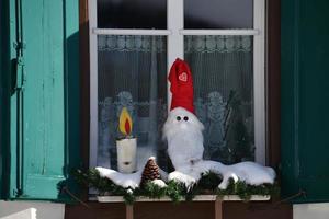 Kerstmis decoratie Aan berg hut venster foto