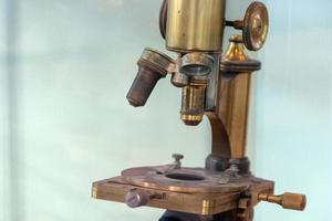 oud oude microscoop detail dichtbij omhoog foto
