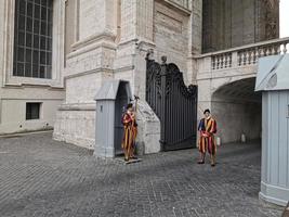 Rome, Italië - juni 16 2019 - Zwitsers bewaker in heilige peter kerk in Vaticaan foto