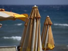 zomer zon paraplu's Aan Ligurië strand foto