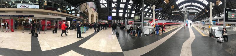 Milaan, Italië - april 9 2018 - Milaan centraal spoorweg station druk van reizigers foto