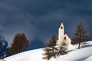 dolomieten kerk visie in winter sneeuw tijd foto