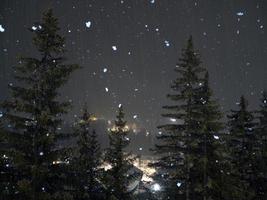 sneeuwen Bij nacht in dolomieten bergen foto